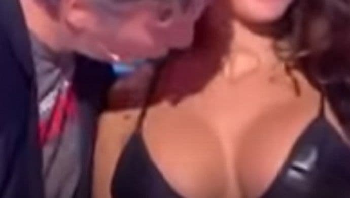 VIDEO: Osude za voditelja koji je djevojku poljubio u grudi VIDEO: Osude za voditelja koji je djevojku poljubio u grudi