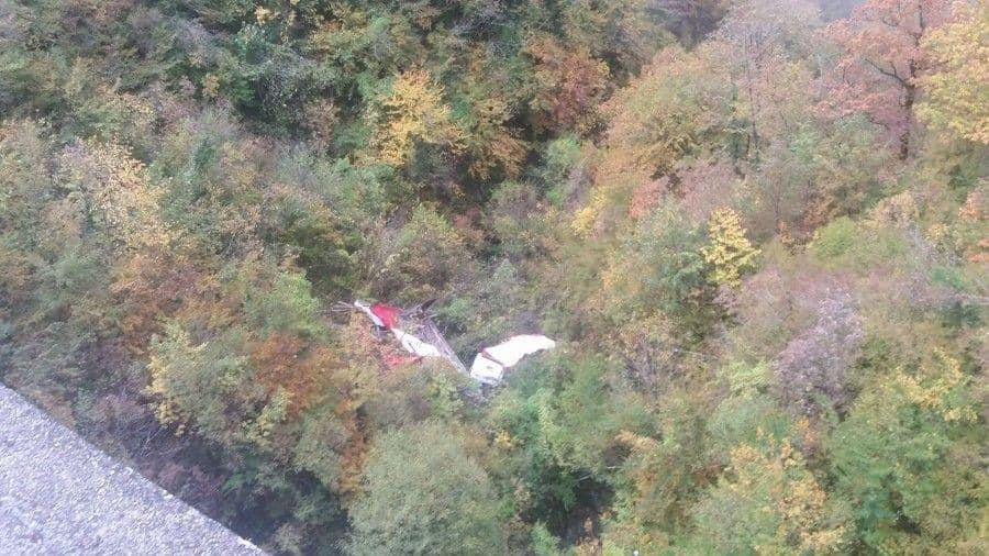 KOD MIOSKE: Šleper sletio u provaliju, nekoliko povrijeđenih KOD MIOSKE: Šleper sletio u provaliju, nekoliko povrijeđenih