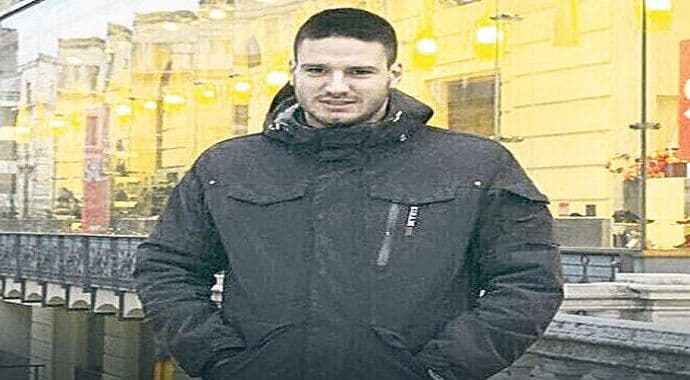 Majka ubijenog navijača se slučajno zapalila na njegovom grobu Majka ubijenog navijača se slučajno zapalila na njegovom grobu