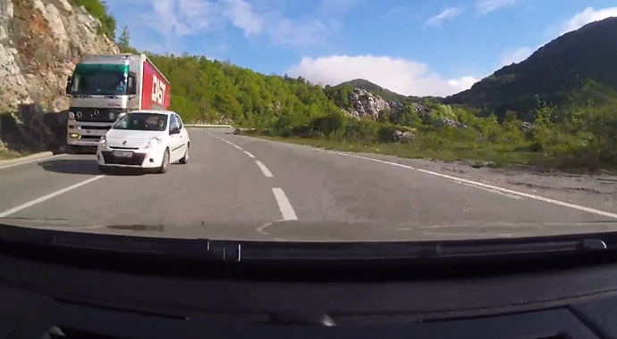 Prikazao ''ludilo'' na crnogorskim putevima: Za dlaku izbjegao udes (Video) Prikazao ''ludilo'' na crnogorskim putevima: Za dlaku izbjegao udes (Video)