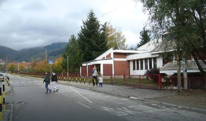 Razjareni roditelj prijetio osmacima jer ne vole njegovog sina nasilnika Razjareni roditelj prijetio osmacima jer ne vole njegovog sina nasilnika