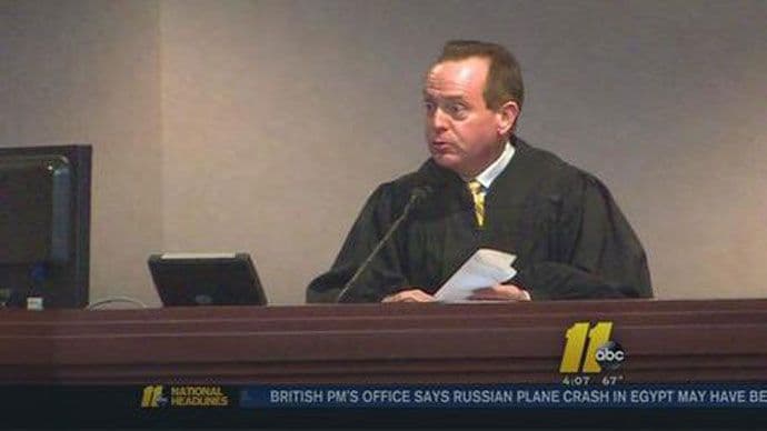 Sudija podmitio FBI agenta sa dvije gajbe piva da mu špijunira ženu! Sudija podmitio FBI agenta sa dvije gajbe piva da mu špijunira ženu!