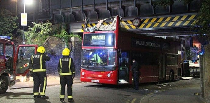 Realno?: Dabl-deker udario u podvožnjak Realno?: Dabl-deker udario u podvožnjak