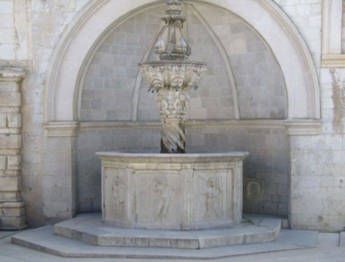 Turista oštetio istorijsku fontanu u Dubrovniku Turista oštetio istorijsku fontanu u Dubrovniku