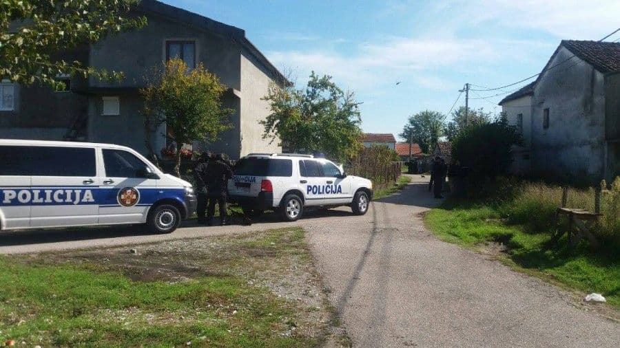 Drama u Zeti: Naoružani muškarac se zabarikadirao Drama u Zeti: Naoružani muškarac se zabarikadirao