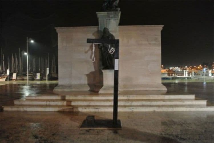 Biste antifašističkih boraca u Puli prekrivene vrećama Biste antifašističkih boraca u Puli prekrivene vrećama