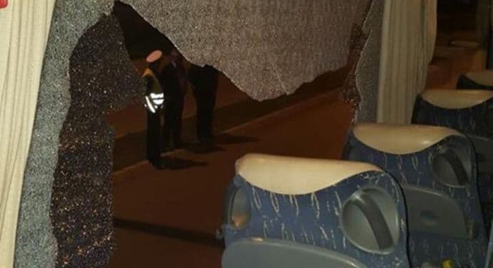 Bar: Kamenovan autobus sa hrvatskim fudbalerima Bar: Kamenovan autobus sa hrvatskim fudbalerima