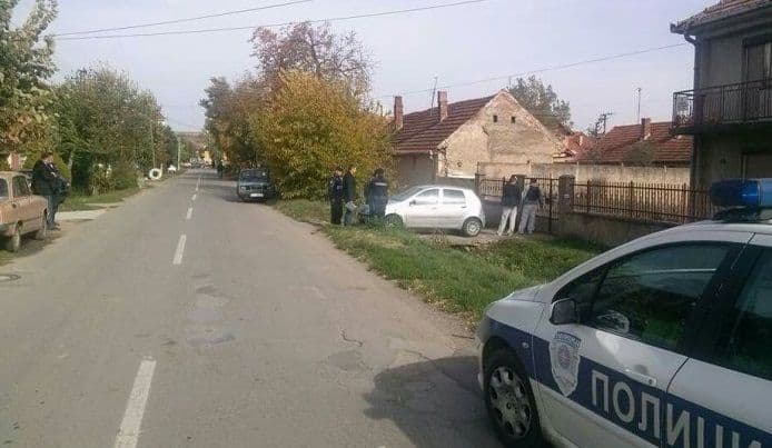 Sin cijepao drva pa ubio majku sjekirom u dvorištu Sin cijepao drva pa ubio majku sjekirom u dvorištu