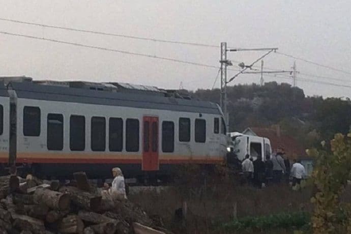 Nikšić: Voz udario kombi, poginuo Zečević Nikšić: Voz udario kombi, poginuo Zečević