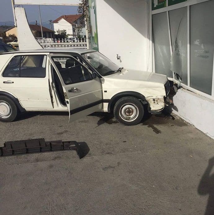 Zeta: Autom uletio u kladionicu Zeta: Autom uletio u kladionicu