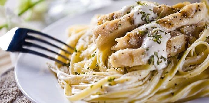 BRZO I JEDNOSTAVNO: Tjestenina u Alfredo sosu BRZO I JEDNOSTAVNO: Tjestenina u Alfredo sosu