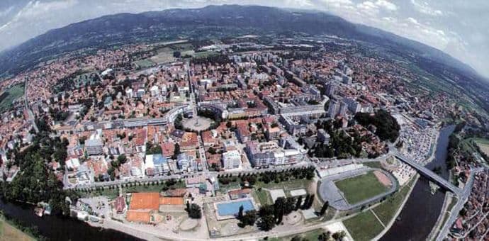 STRAVIČAN ZLOČIN: Kćerka sjekirom ubila oca i brata, teško povrijedila majku STRAVIČAN ZLOČIN: Kćerka sjekirom ubila oca i brata, teško povrijedila majku