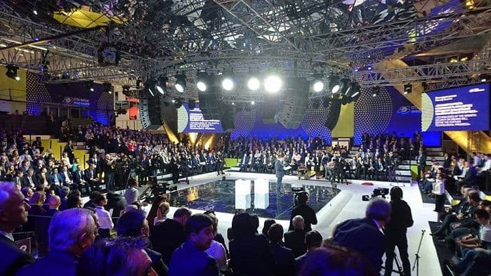 PANIKA NA FORUMU U MOSKVI: Dmitrij Medvedev hitno evakuisan PANIKA NA FORUMU U MOSKVI: Dmitrij Medvedev hitno evakuisan