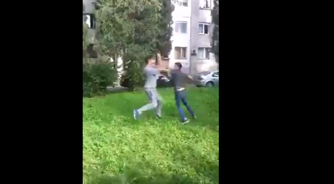 Skandal: Objavljen pa uklonjen snimak organizovane tuče srednjoškolaca u Podgorici Skandal: Objavljen pa uklonjen snimak organizovane tuče srednjoškolaca u Podgorici