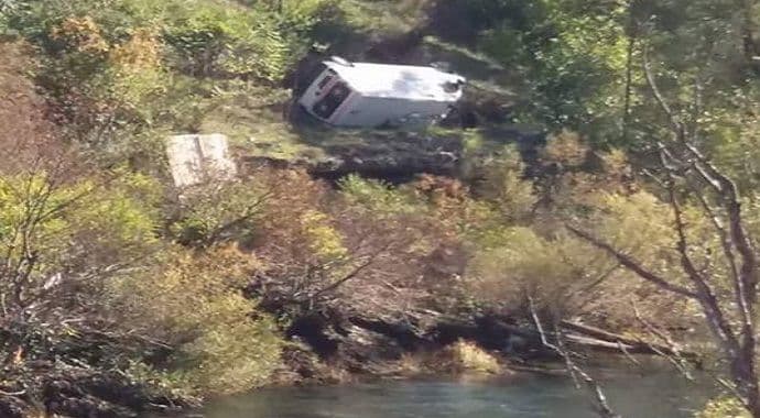 Nesreća na Vranjskim njivama: Kombi Opšte bolnice sletio sa puta (Foto) Nesreća na Vranjskim njivama: Kombi Opšte bolnice sletio sa puta (Foto)
