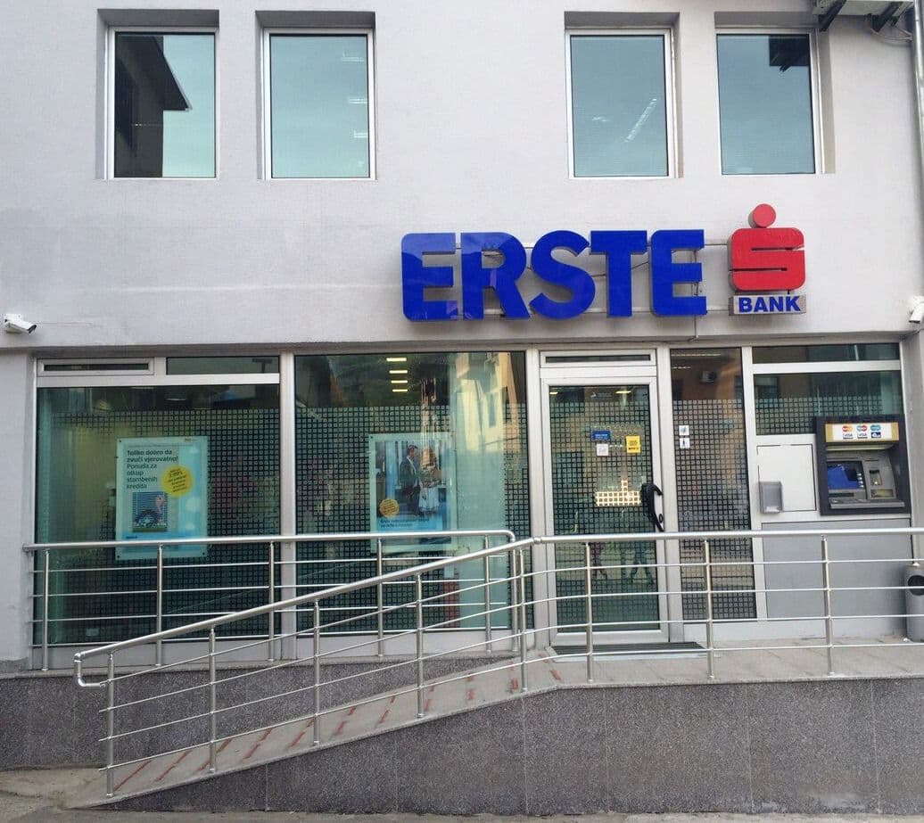 Donacijom Gimnaziji obilježen početak rada renovirane filijale Erste banke u Rožajama Donacijom Gimnaziji obilježen početak rada renovirane filijale Erste banke u Rožajama