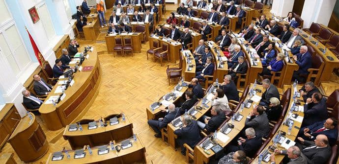 Enormne zarade odlazećih poslanika: Skupštinski posao iz snova Enormne zarade odlazećih poslanika: Skupštinski posao iz snova