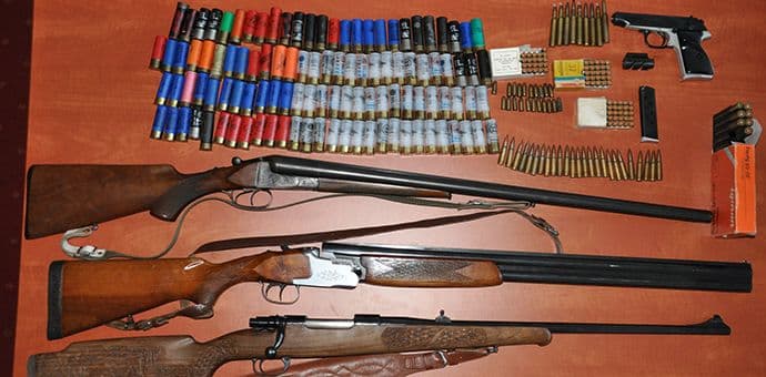 Kotoraninu u dva stana nađena veća količina oružja i municije Kotoraninu u dva stana nađena veća količina oružja i municije