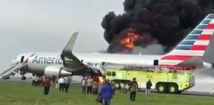 Avion se zapalio na pisti, putnici iskakati iz letilice (Video) Avion se zapalio na pisti, putnici iskakati iz letilice (Video)