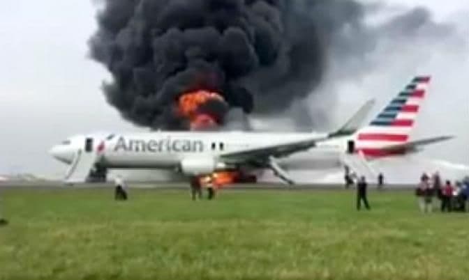 Avion u plamenu i gust dim nad pistom u Čikagu Avion u plamenu i gust dim nad pistom u Čikagu