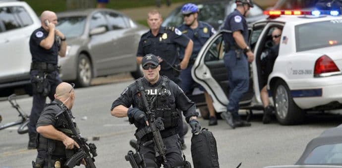 Dvoje mrtvih, šestoro ranjenih, policija ne zna ništa i nudi 25.000 dolara za informacije Dvoje mrtvih, šestoro ranjenih, policija ne zna ništa i nudi 25.000 dolara za informacije