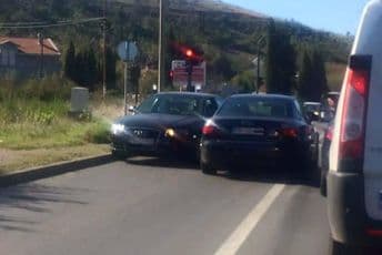 Bahatost državnog službenika: Ne poštuje red na semaforu, a onda pretiče preko pune linije 