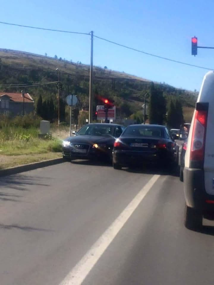 Bahatost državnog službenika: Ne poštuje red na semaforu, a onda pretiče preko pune linije Bahatost državnog službenika: Ne poštuje red na semaforu, a onda pretiče preko pune linije