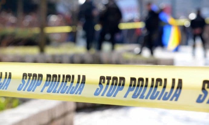 Muškarac ubio sina i suprugu pa se raznio bombom Muškarac ubio sina i suprugu pa se raznio bombom