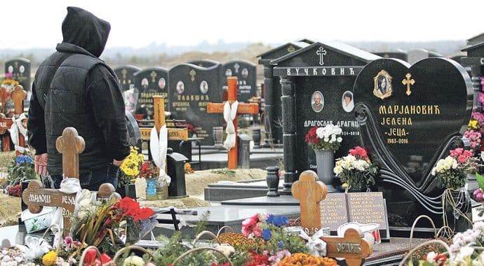 Sedam mjeseci od ubistva pjevačice: Misteriozni muškarac obilazi Jelenin grob! Sedam mjeseci od ubistva pjevačice: Misteriozni muškarac obilazi Jelenin grob!