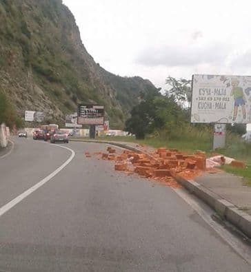 Nesavjesnom vozaču kamiona ispale cigle, on produžio da vozi Nesavjesnom vozaču kamiona ispale cigle, on produžio da vozi