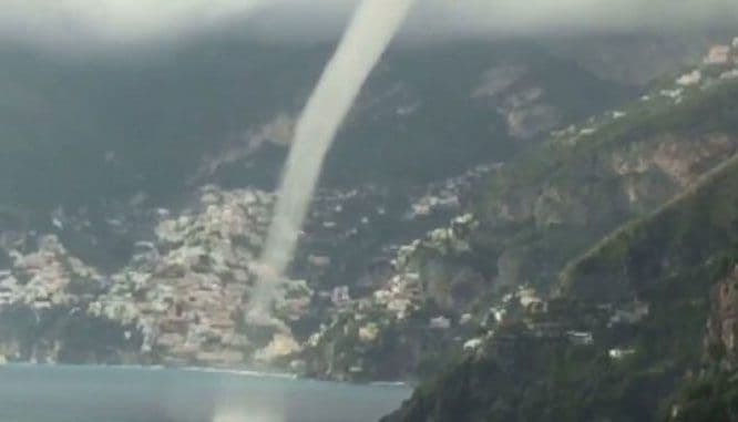 Posljedica zemljotresa: Veliki vodeni mlaz pogodio italijansku obalu Posljedica zemljotresa: Veliki vodeni mlaz pogodio italijansku obalu