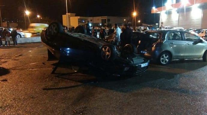 Užasan udes u Baru: Uletio kolima sa kružnog toka na parking (FOTO) Užasan udes u Baru: Uletio kolima sa kružnog toka na parking (FOTO)