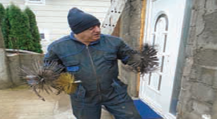 Život podgoričkog dimnjačara: Kad muka uhvati radi i po kiši Život podgoričkog dimnjačara: Kad muka uhvati radi i po kiši