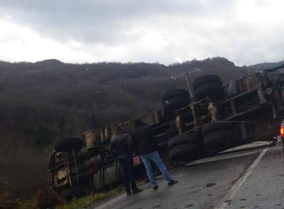 Kamion sletio s puta kod Trebaljeva Kamion sletio s puta kod Trebaljeva