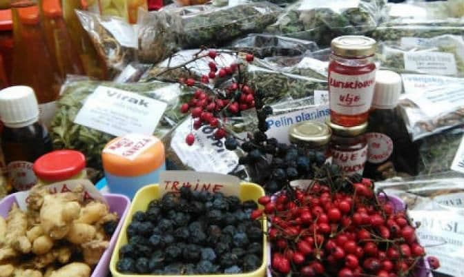 Manifestacija “Najbolje iz Crne Gore” okupila više od 60 proizvođača Manifestacija “Najbolje iz Crne Gore” okupila više od 60 proizvođača