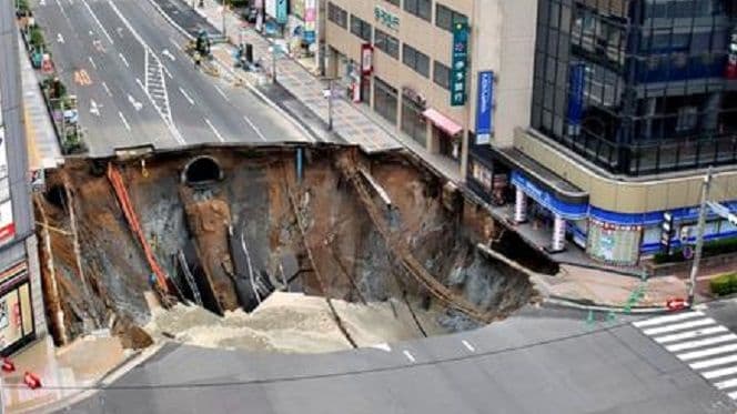 Ogromna rupa progutala pola ulice u Japanu Ogromna rupa progutala pola ulice u Japanu