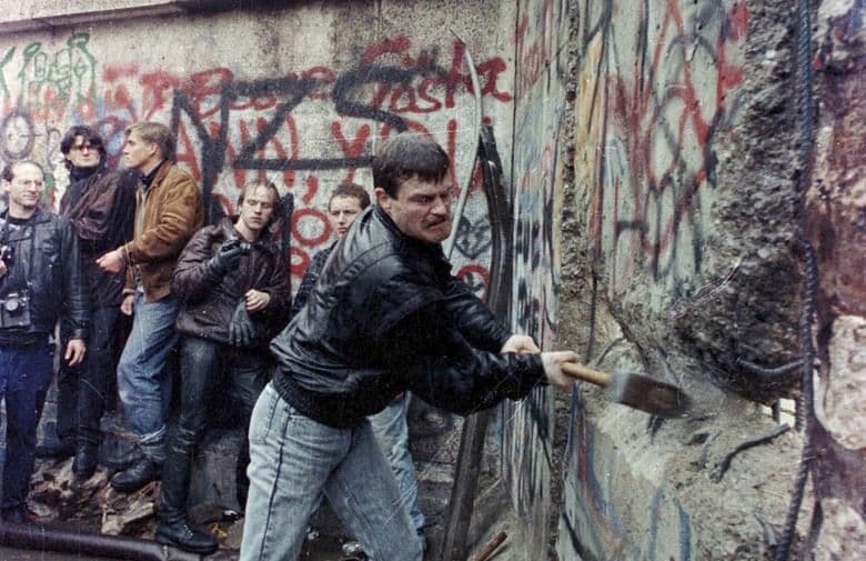 Crna Gora i 1989. godina: Neprilagođeni totalitarizam Crna Gora i 1989. godina: Neprilagođeni totalitarizam