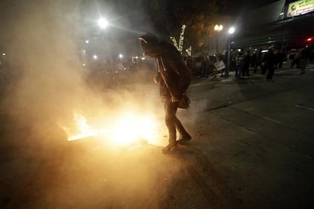 SAD na nogama: Protesti protiv Trampa, gore zastave SAD na nogama: Protesti protiv Trampa, gore zastave