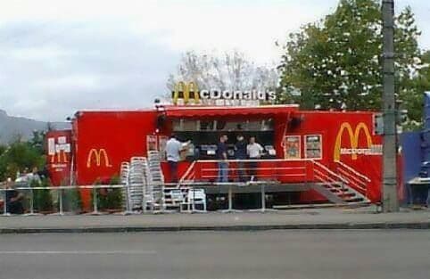 VREMEPLOV: Podgorički McDonald's iz 2001. godine (FOTO) VREMEPLOV: Podgorički McDonald's iz 2001. godine (FOTO)