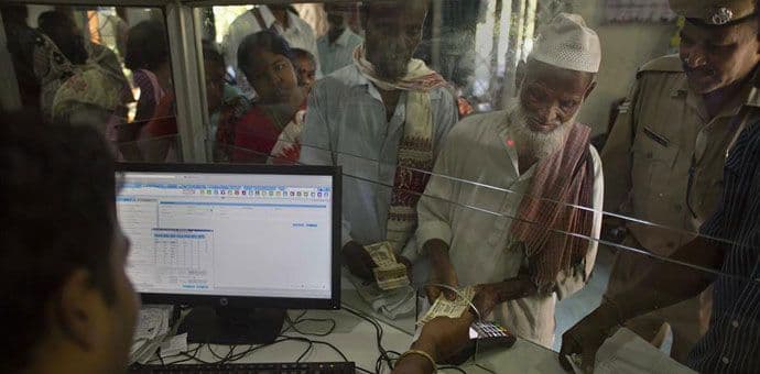 Haos u Indiji zbog zamjene starih novčanica Haos u Indiji zbog zamjene starih novčanica