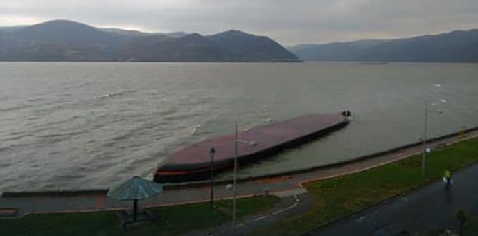 Prevrnuo se teretni brod, posada uspjela da se spasi Prevrnuo se teretni brod, posada uspjela da se spasi