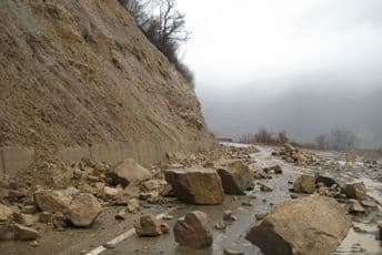 Oprez: Kolovozi mokri, mjestimično odroni Ilustracija