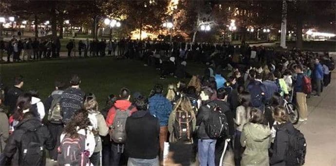 Studenti napravili krug kako bi zaštitili kolege muslimane tokom molitve Studenti napravili krug kako bi zaštitili kolege muslimane tokom molitve