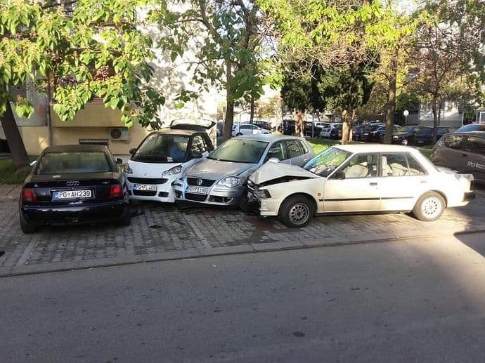 FOTO: Automobilom pokupio pola parkinga FOTO: Automobilom pokupio pola parkinga