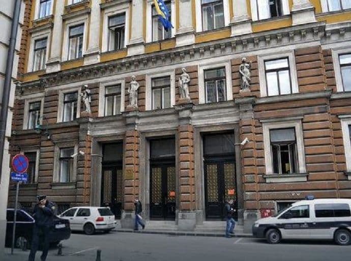 Zbog tuče u sudnici uhapšeno 12 osoba: Pljunuo optuženog i dobacio mu "smećaru ciganski" Zbog tuče u sudnici uhapšeno 12 osoba: Pljunuo optuženog i dobacio mu "smećaru ciganski"