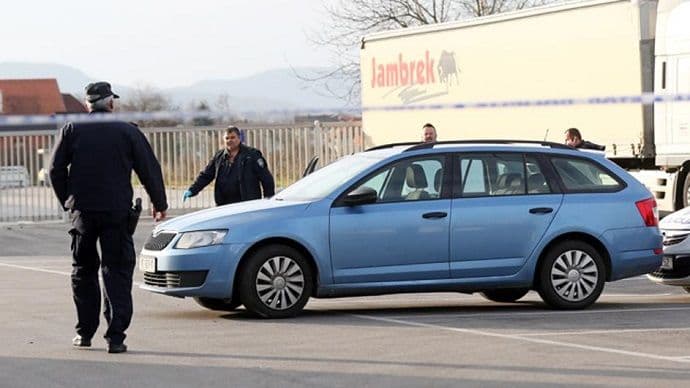 Ubio djevojku pa sebe? Dvoje mrtvih u autu Ubio djevojku pa sebe? Dvoje mrtvih u autu