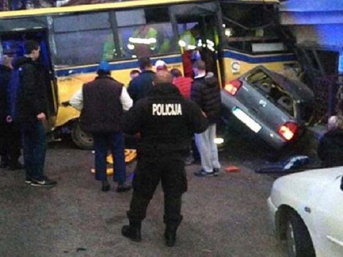 FOTO: Minibus udario u poslovni prostor, osam osoba povrijeđeno FOTO: Minibus udario u poslovni prostor, osam osoba povrijeđeno