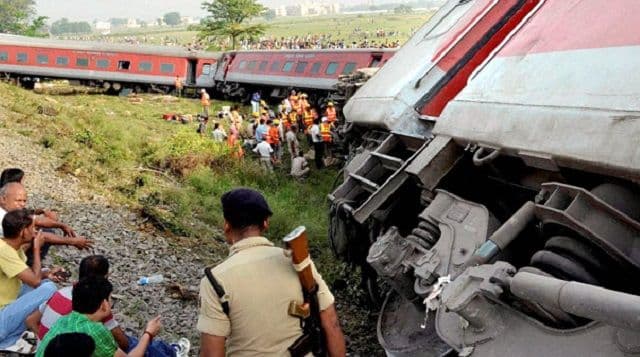 Voz izletio iz šina, 133 mrtvih, 200 povrijeđenih Voz izletio iz šina, 133 mrtvih, 200 povrijeđenih