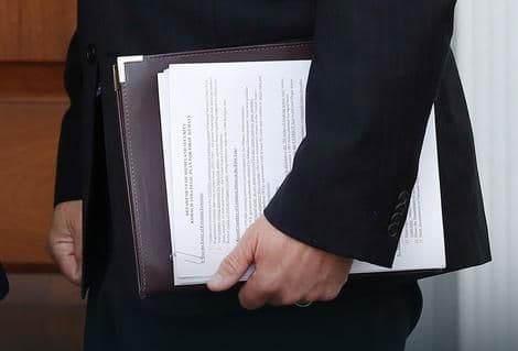 Trampov saradnik slučajno svijetu otkrio jedan od najvažnijih planova svog šefa? Trampov saradnik slučajno svijetu otkrio jedan od najvažnijih planova svog šefa?