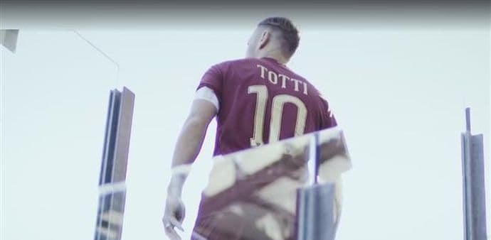 VIDEO: Toti predstavio specijalni dres za rimski derbi VIDEO: Toti predstavio specijalni dres za rimski derbi